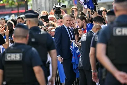 Zinedine Zidane poses for selfies with fans